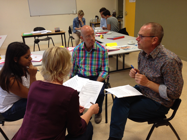 Professionals in gesprek tijdens een Team Toppers werkvorm