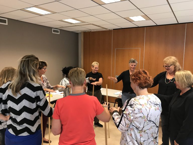 Onderwijsprofessionals doen een werkvorm tijdens een Team Toppers workshop